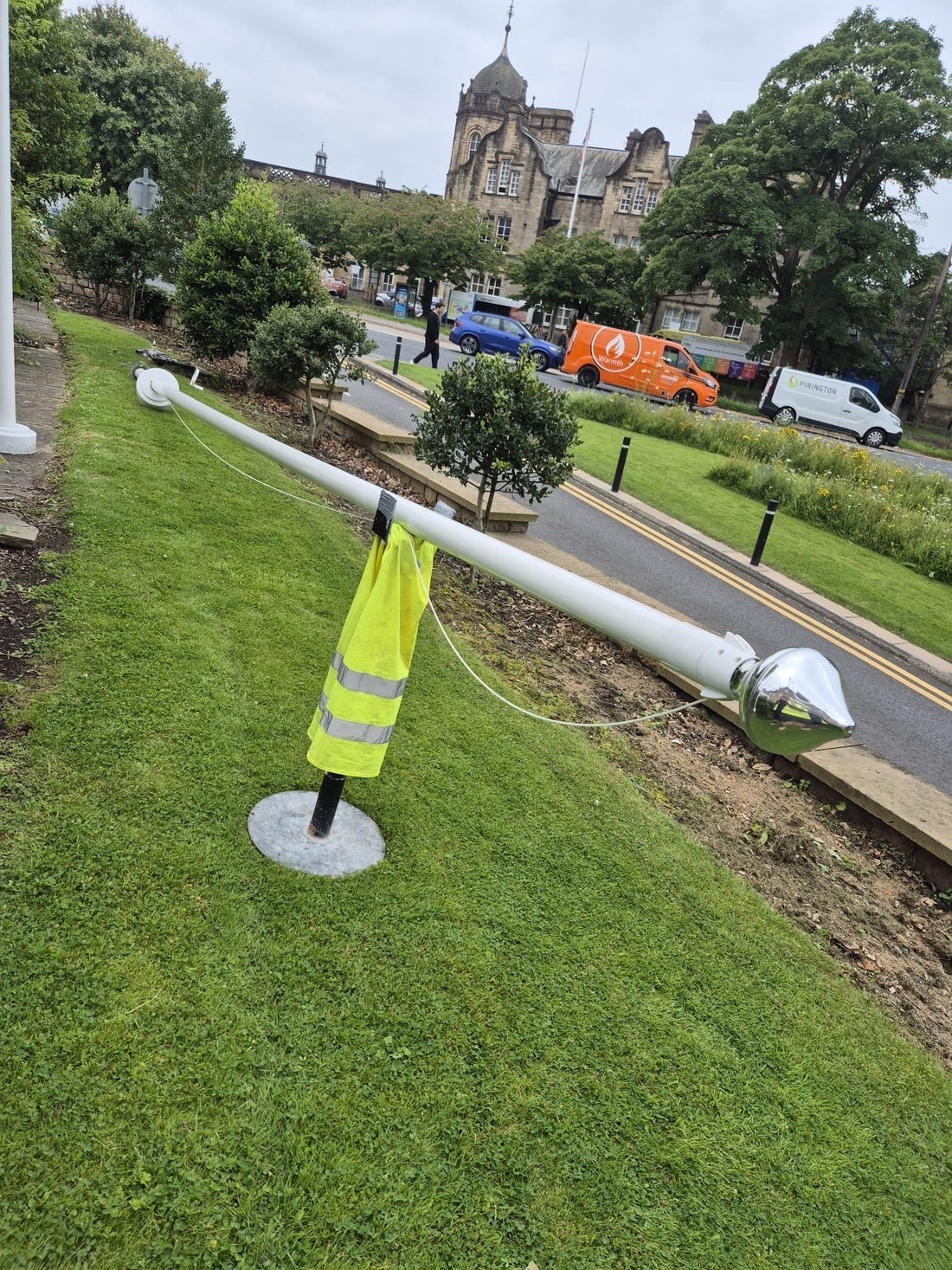Lowering and cleaning an aluminium flagpole 